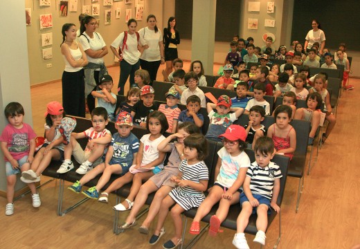 Os nenos e nenas do Summer Camp expoñen as súas pinturas no Museo do Traxe